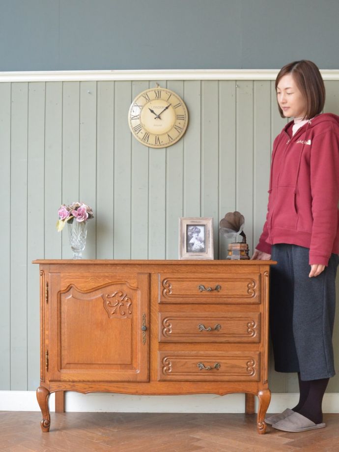 フランスの優雅なサイドボード