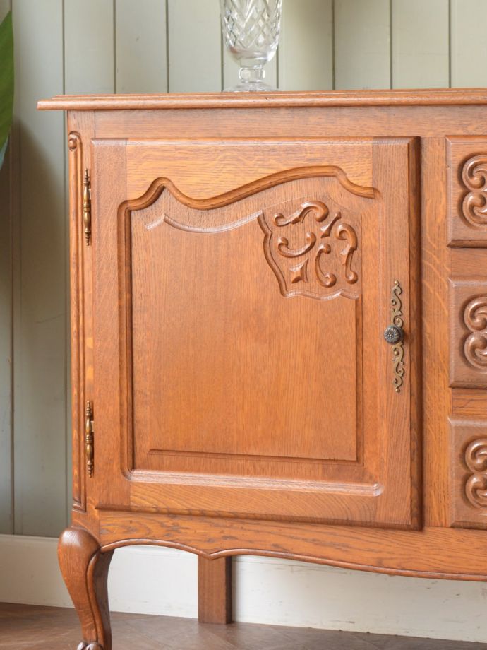 フランスのアンティークらしい美しい彫