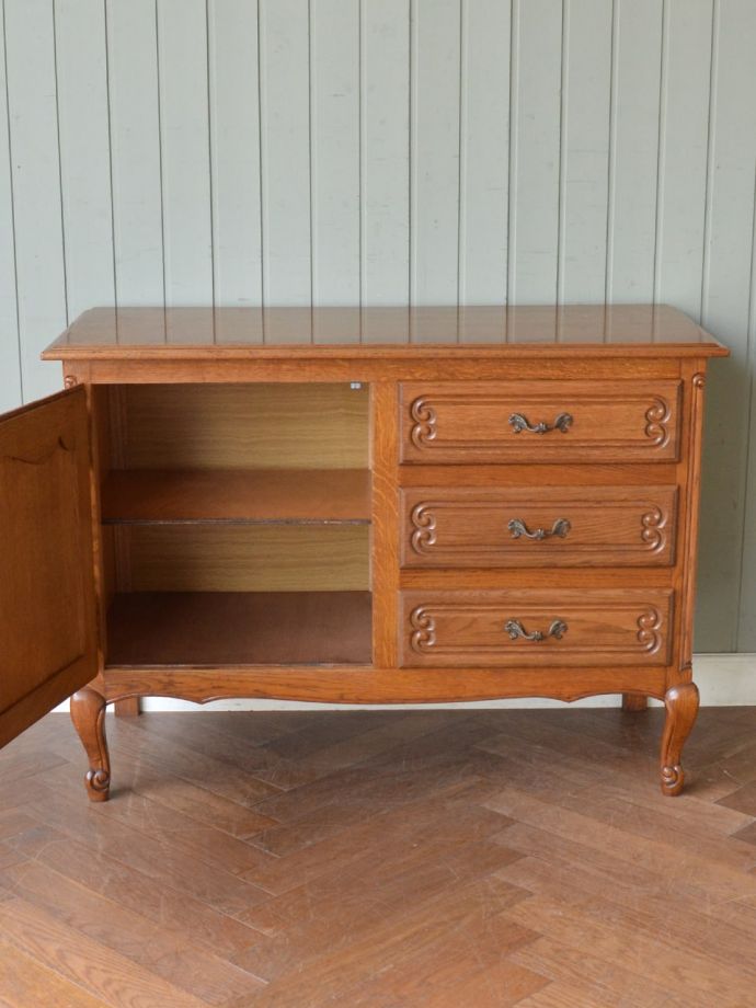 アンティークのサイドボードの扉の中