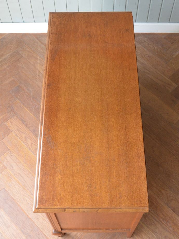 アンティークのサイドボードの天板