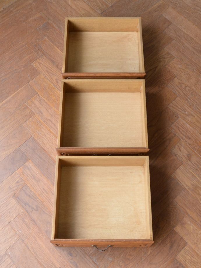 サイドボードの引き出しの中