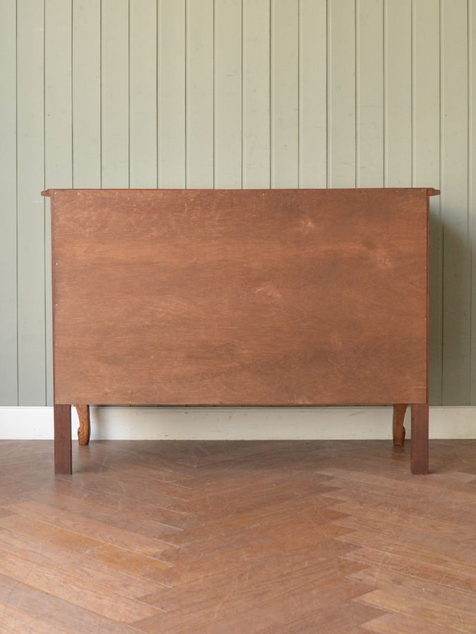 サイドボードの後ろ姿