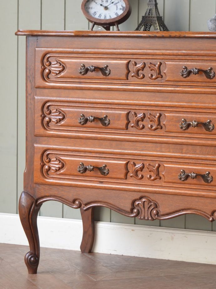 フランスの家具らしい美しいフォルム