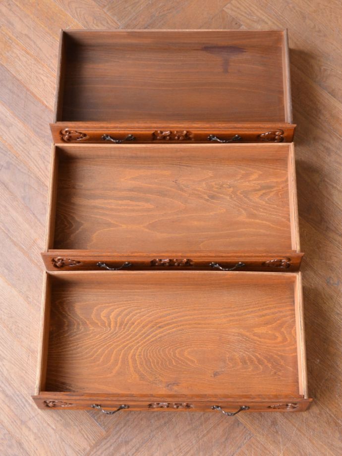 アンティークチェストの引き出しの中