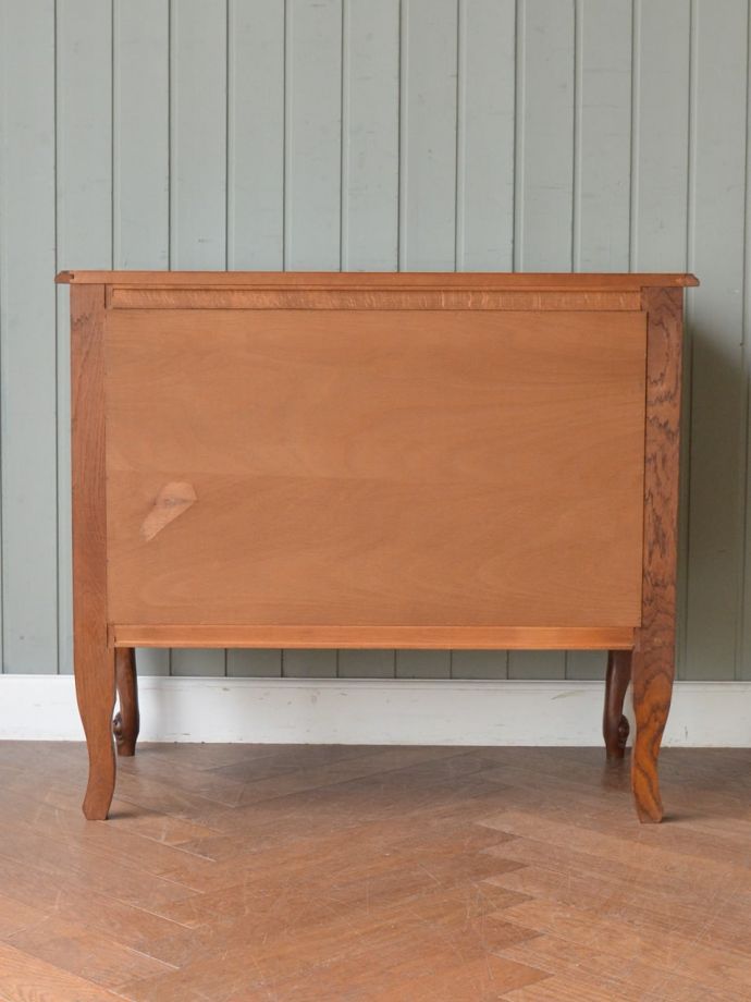 チェストの後ろ姿