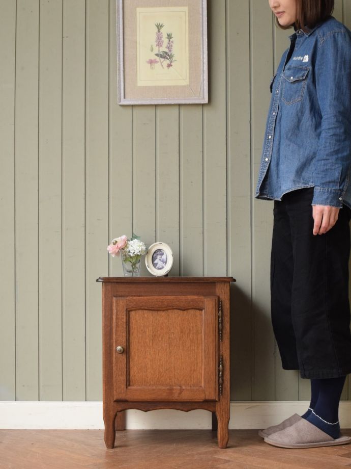 フランスの優雅なサイドキャビネット