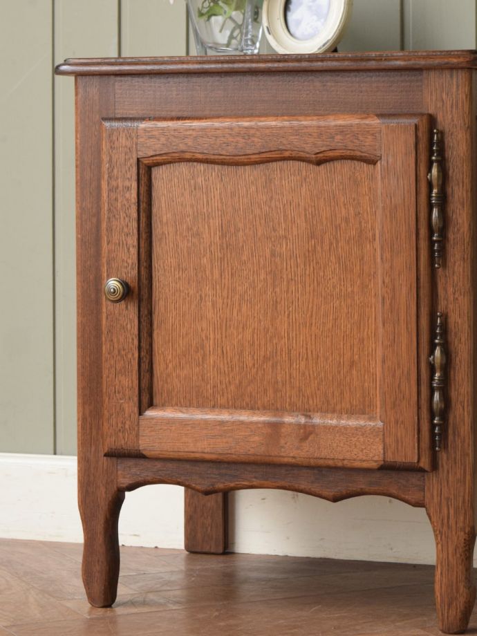 フランスのアンティークナイトテーブル