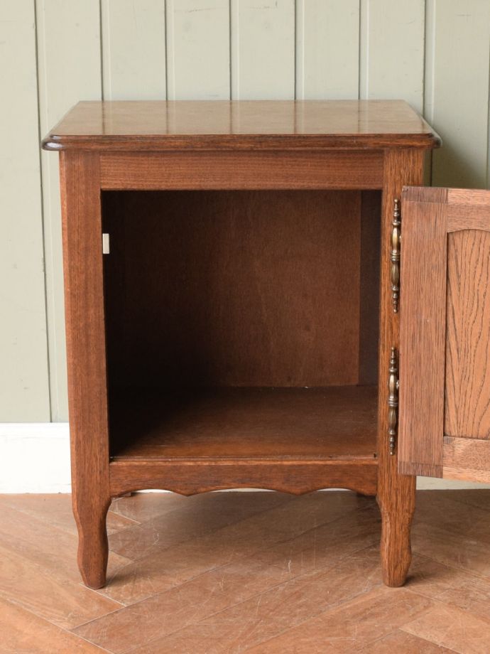 アンティークのサイドキャビネットの扉の中