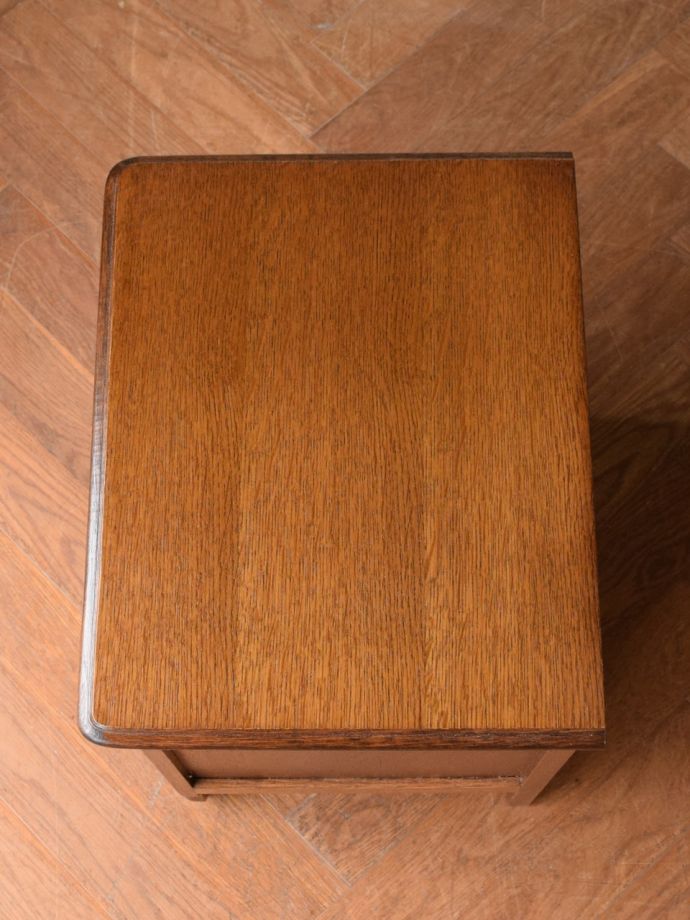 アンティークのサイドキャビネットの天板