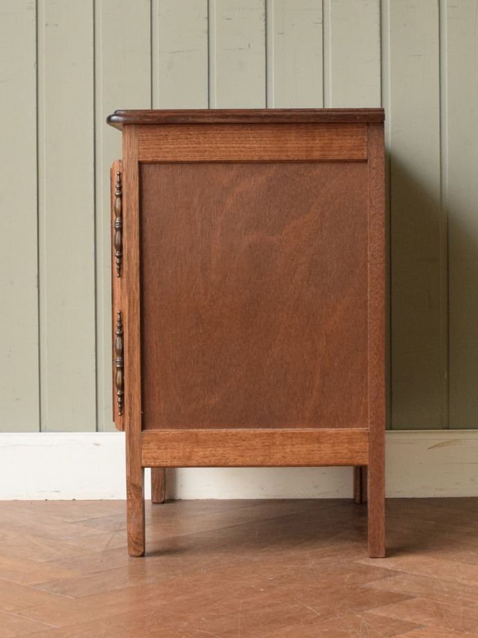 サイドキャビネットの側面