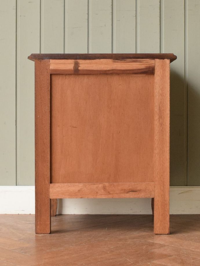 サイドキャビネットの後ろ姿