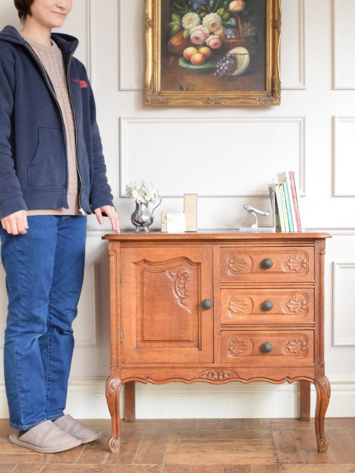 フランスの優雅なサイドボード