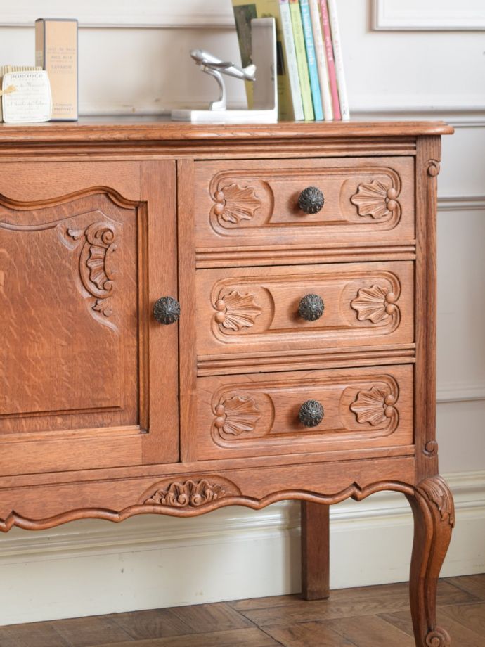 フランスのアンティークらしい美しい彫