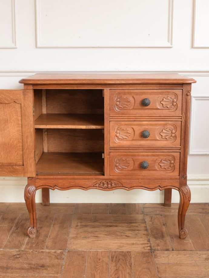 アンティークのサイドボードの扉の中