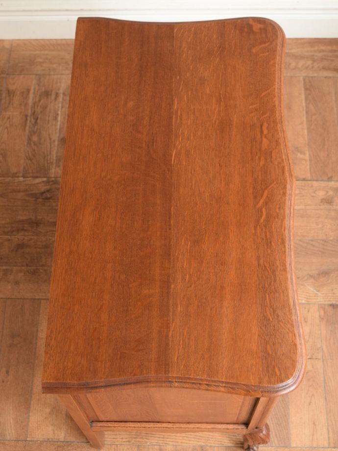 アンティークのサイドボードの天板