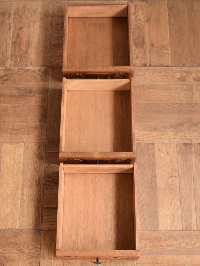 サイドボードの引き出しの中