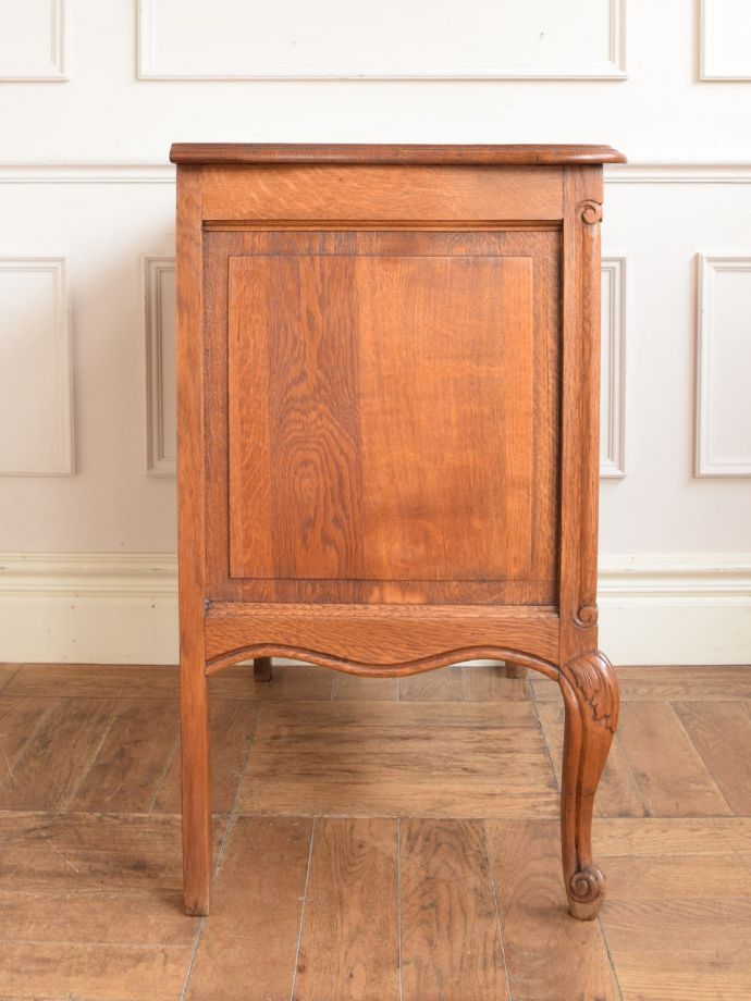 サイドボードの側面