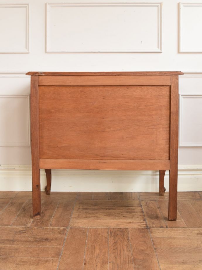 サイドボードの後ろ姿