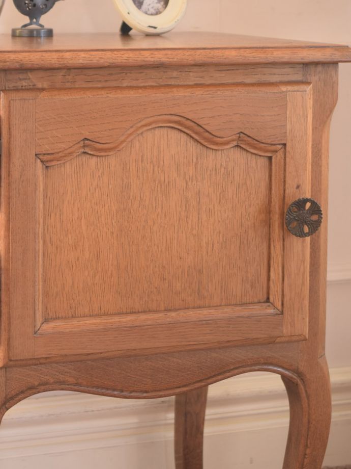 フランスのアンティークキャビネット