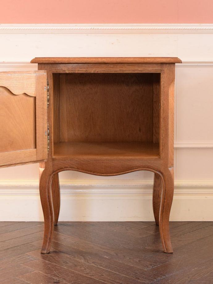 アンティークのサイドキャビネットの扉の中