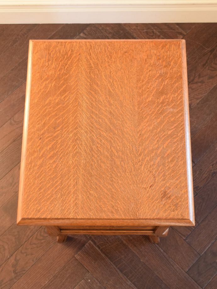 アンティークのサイドキャビネットの天板