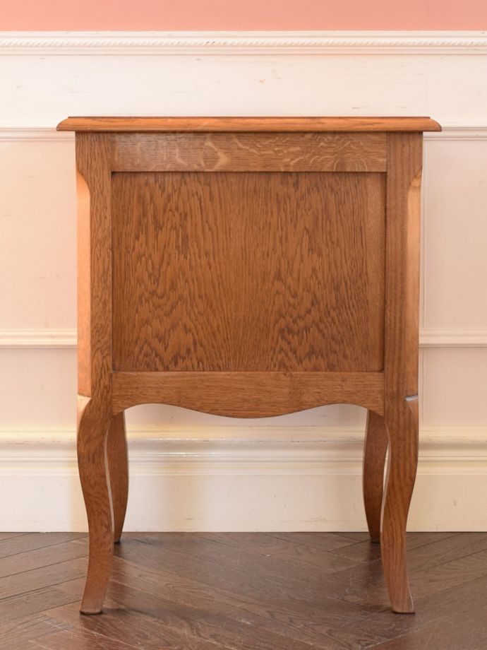 サイドキャビネットの後ろ姿