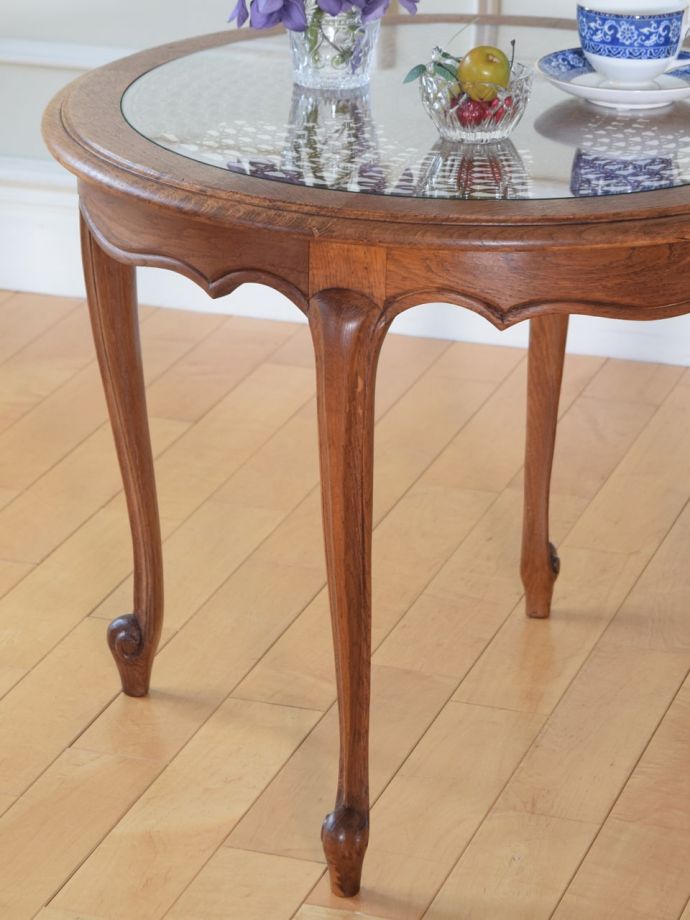 フランスの家具らしい美しいフォルム