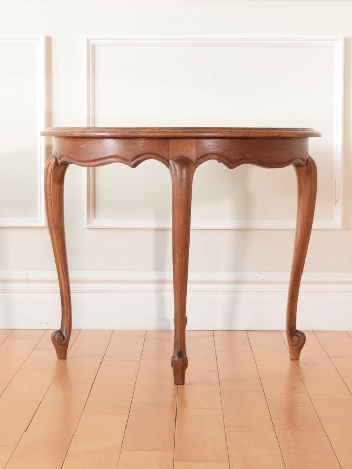 アンティークテーブルの横顔