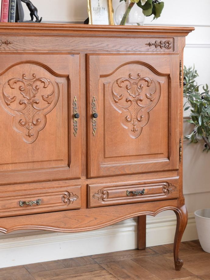 フランスアンティークらしい美しい彫