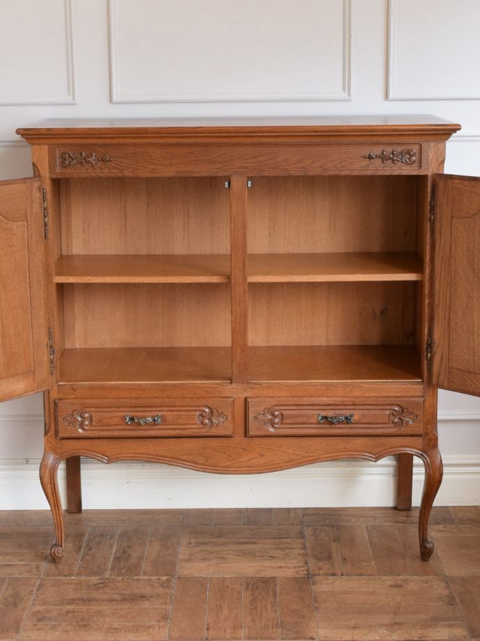 アンティークのサイドボードの扉の中