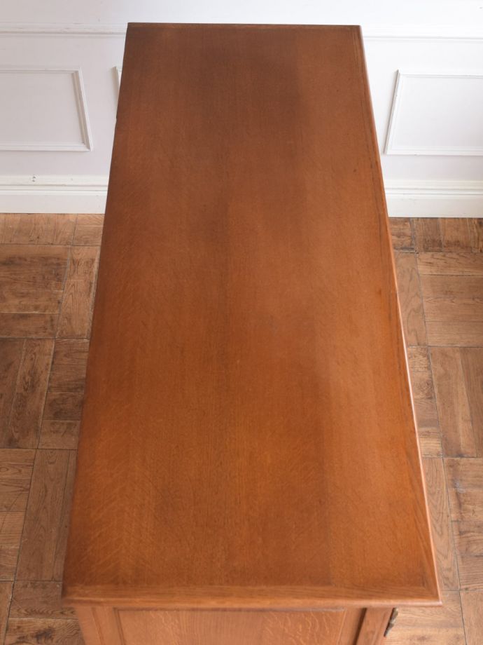 アンティークのサイドボードの天板