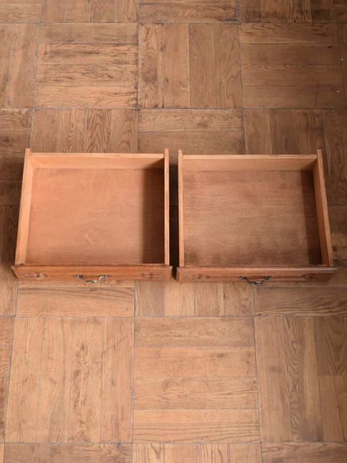 サイドボードの引き出しの中