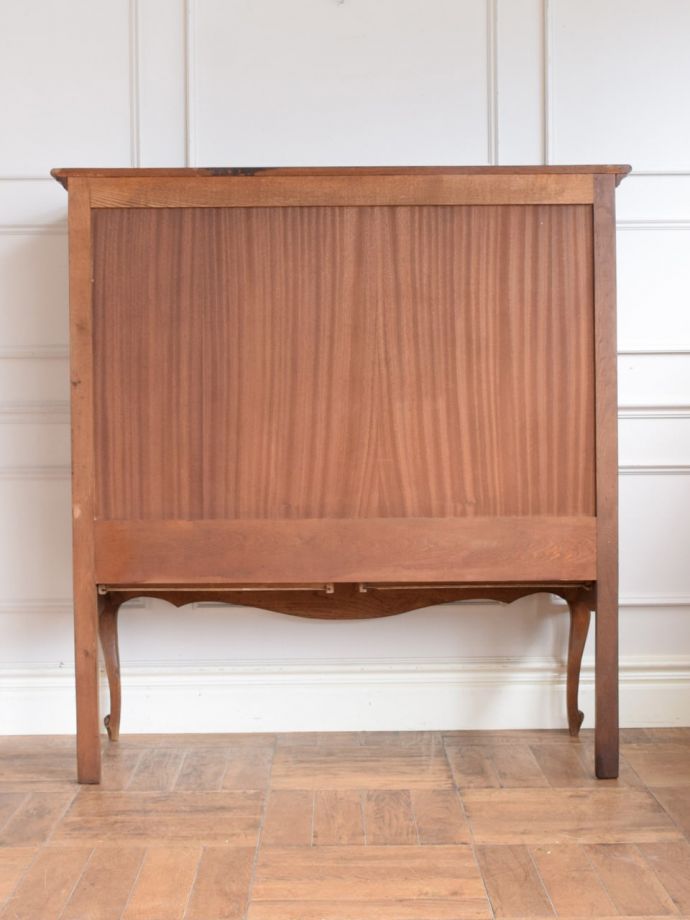 サイドボードの後ろ姿