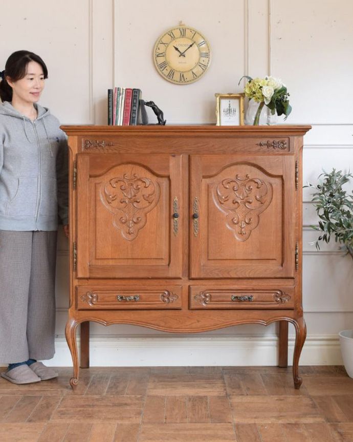 フランスの優雅なサイドボード