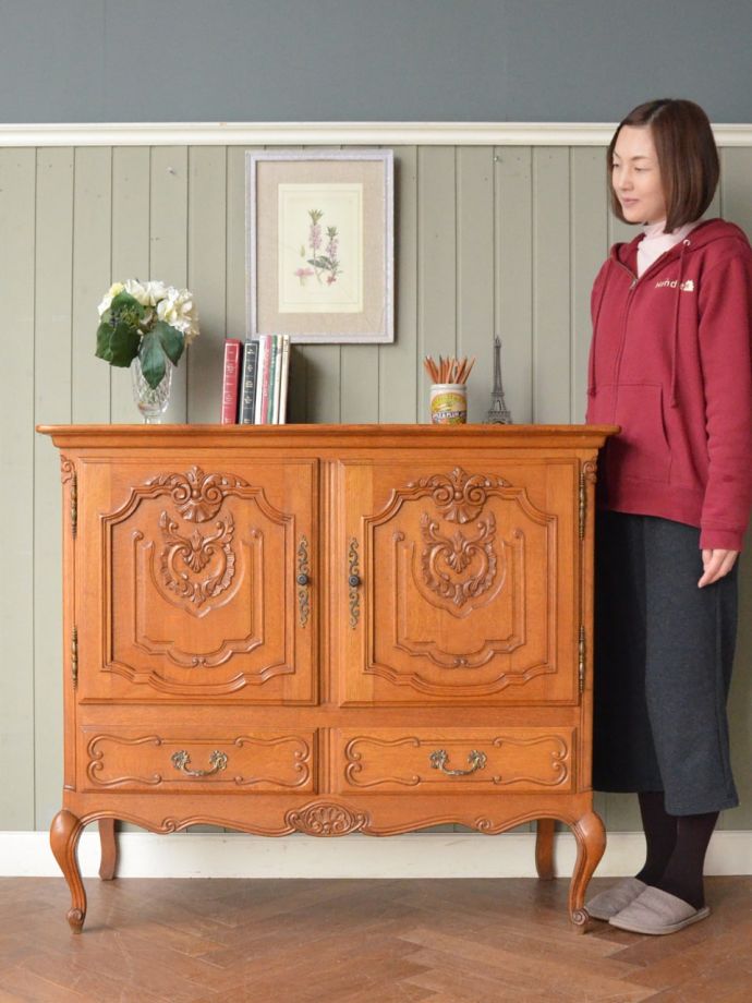 フランスの優雅なサイドボード