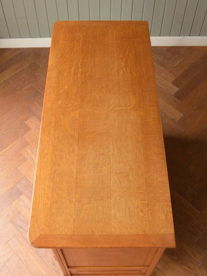 アンティークのサイドボードの天板