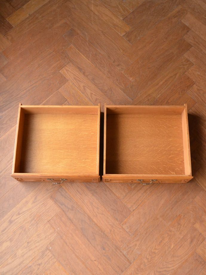 サイドボードの引き出しの中