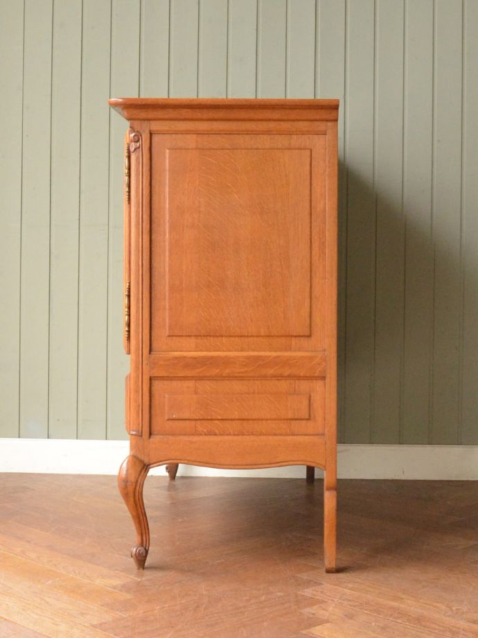 サイドボードの側面