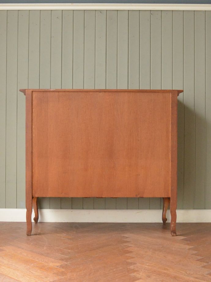 サイドボードの後ろ姿