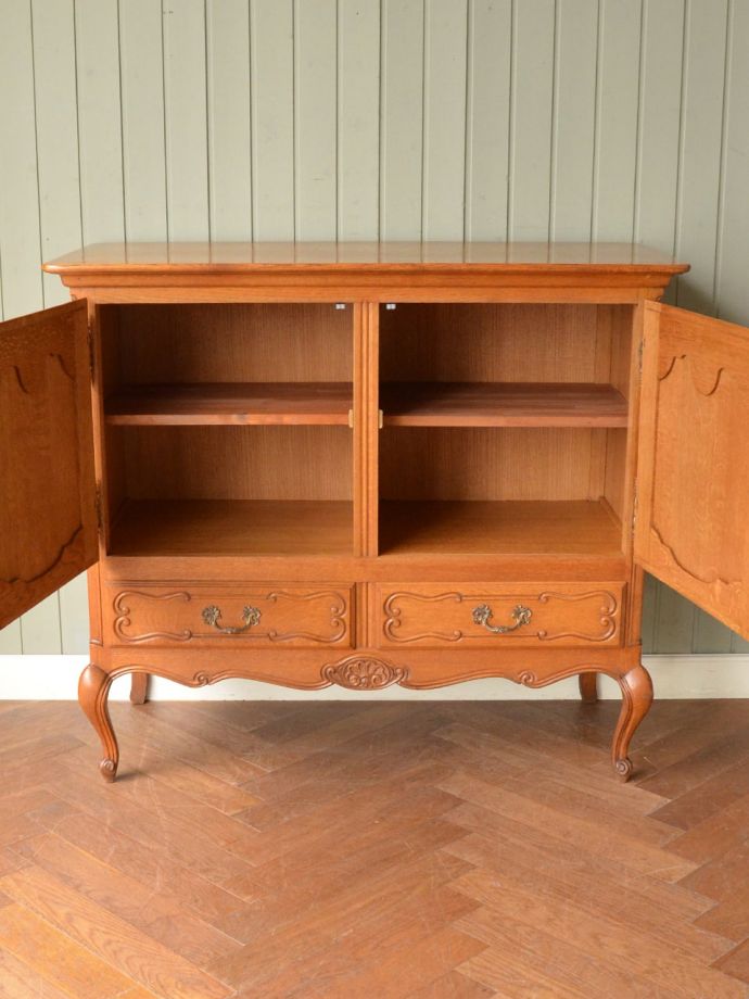 アンティークのサイドボードの扉の中