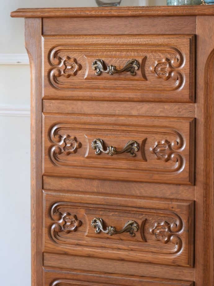 フランスの家具らしい美しいフォルム