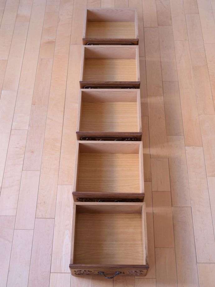 アンティークチェストの引き出しの中