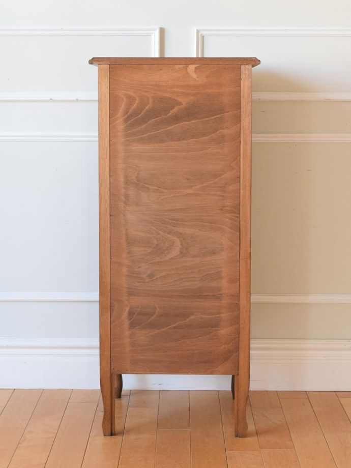 チェストの後ろ姿