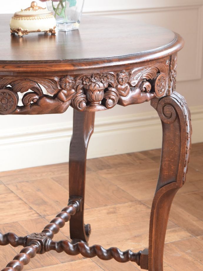 フランスの家具らしい美しい装飾