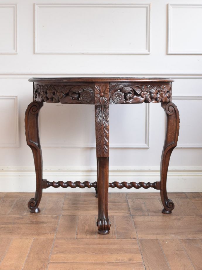 アンティークテーブルの横顔