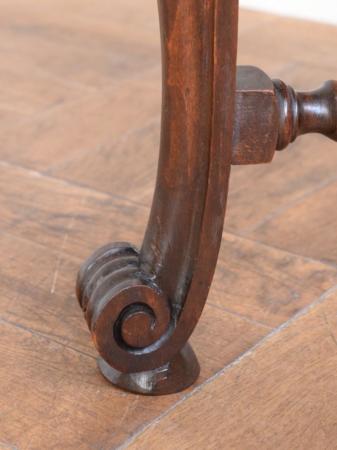 アンティークテーブルの脚