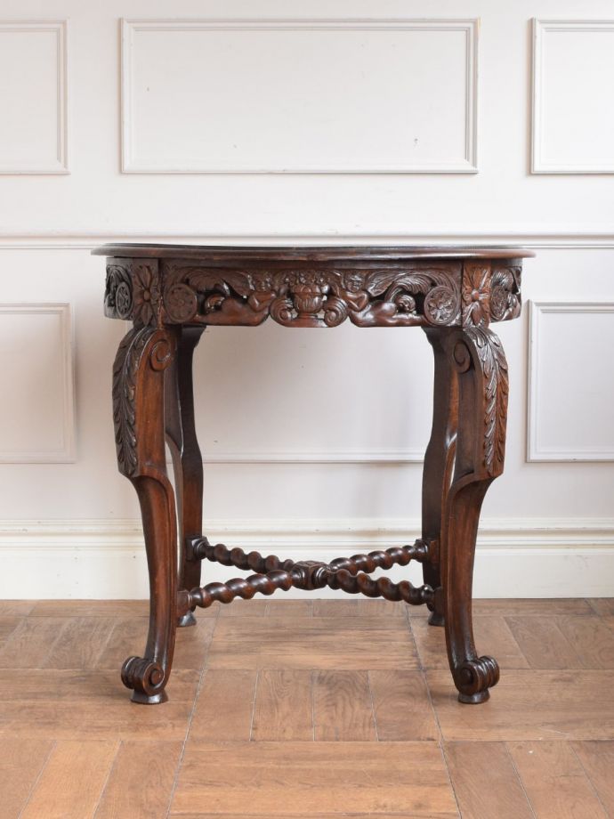 テーブルの反対側