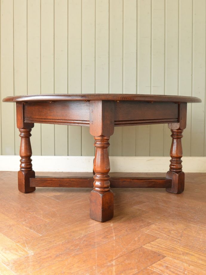 コーヒーテーブルの後ろ姿