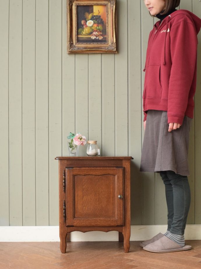 フランスの優雅なサイドキャビネット