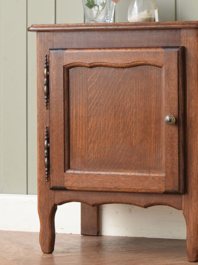 フランスのアンティークナイトテーブル